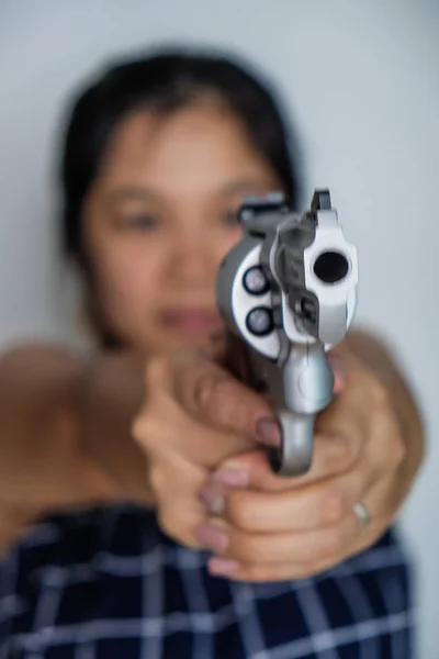 Kvinnor Skytte Mål Med 357 Magnum Revolver Pistol Vit Bakgrund — Stockfoto