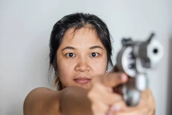 Mulheres Tiro Alvo Com 357 Arma Revólver Magnum Fundo Branco — Fotografia de Stock