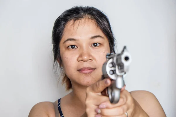 在白色背景上射击目标的妇女 357 大左轮手枪 — 图库照片