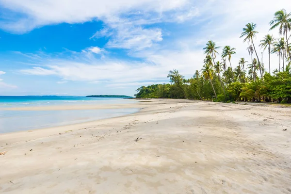 Idyllic Areia Branca Praia Paisagem Azul Céu Com Ilha Natureza — Fotografia de Stock