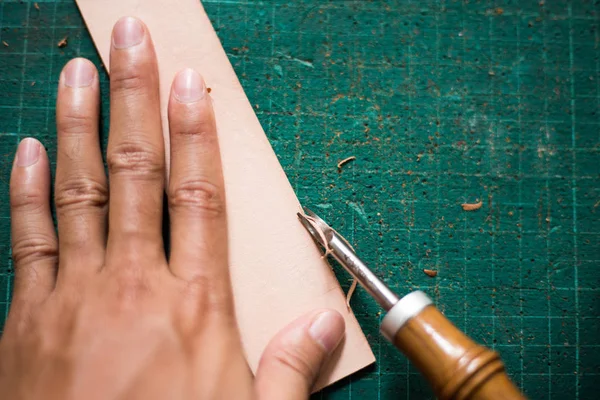 皮革工艺工作面板与金属削减皮革对象 皮革工作 — 图库照片