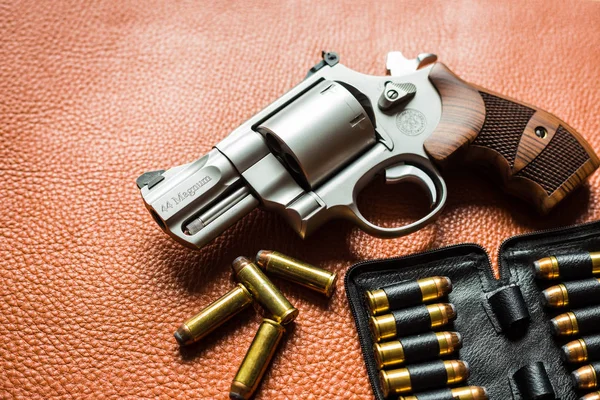 Pistol Revolver Dengan Peluru Amunisi Pada Latar Belakang Kulit — Stok Foto