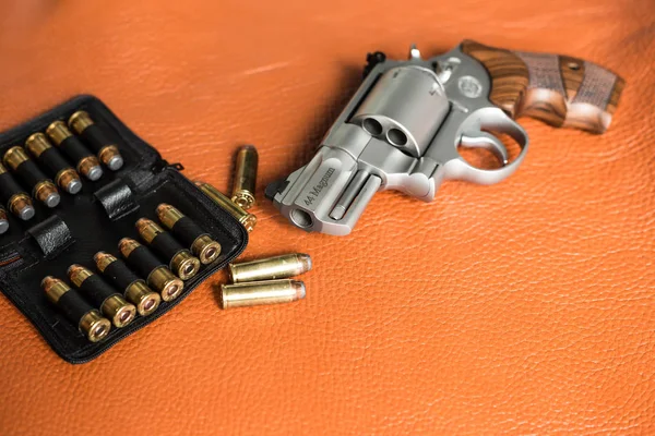 Pistola Revolver Con Bala Munición Sobre Fondo Cuero — Foto de Stock