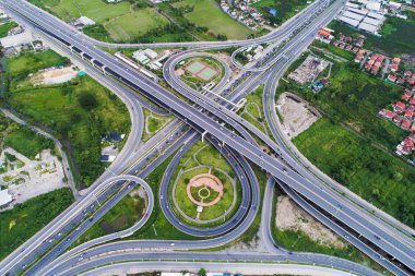 Kavşak trafik yeşil şehir yol havadan görünümü modern yolun taşıma
