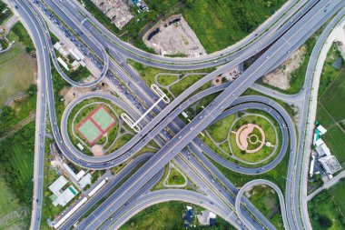 Kavşak trafik yeşil şehir yol havadan görünümü modern yolun taşıma