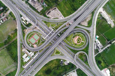 Kavşak trafik yeşil şehir yol havadan görünümü modern yolun taşıma