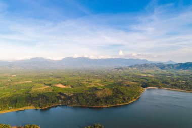 Ada yeşil dağ orman mavi su havadan görünümü ile baraj
