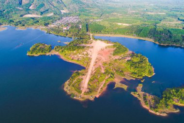 Ada yeşil dağ orman mavi su havadan görünümü ile baraj