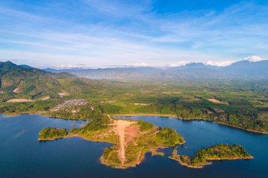 Ada yeşil dağ orman mavi su havadan görünümü ile baraj