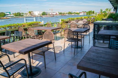Şafak görünüm noktası riverside, Bangkok Tayland tapınak ile açık restoran
