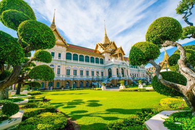 Grand zümrüt Budist Tapınağı yeşil çim ağaç alan gezi sarayda Bangkok, Tayland, Thailand seyahat