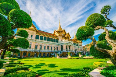 Grand zümrüt Budist Tapınağı yeşil çim ağaç alan gezi sarayda Bangkok, Tayland, Thailand seyahat