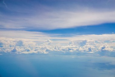 Bulut uçak görünümü doğa arka plan ile mavi gökyüzü