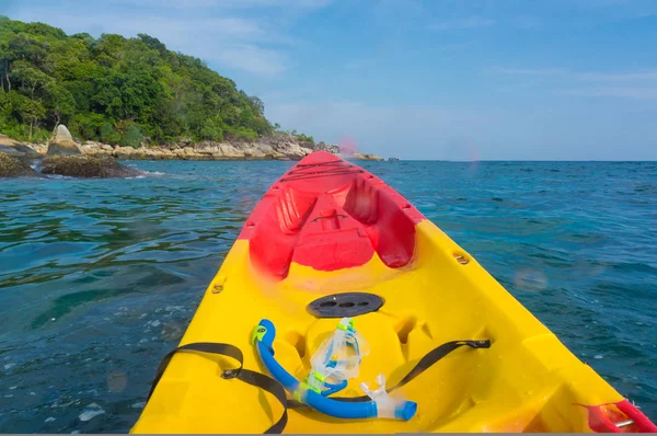 Homme Naviguant Kayak Coloré Bateau Dans Mer Bleue Activité Nature — Photo