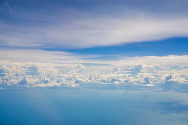 蓝色天空与云飞机看法自然背景 — 图库照片