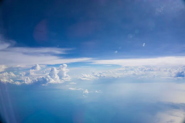 蓝色天空与云飞机看法自然背景 — 图库照片