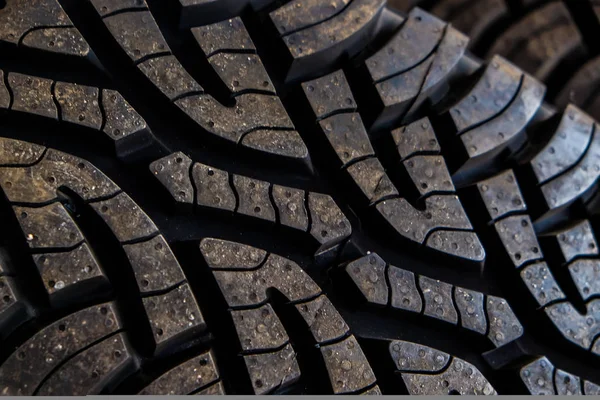汽车工业修车厂的车胎堆积如山 — 图库照片