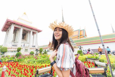 Sırt çantası ve şapka turuyla genç Asyalı gezgin kadınlar Buda tapınağında yürüyorlar, güzel Asyalı kadınlar.