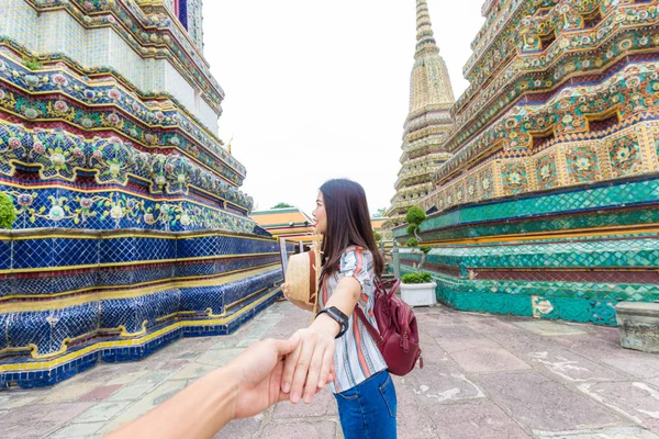 Azjatyckie Turystki Prowadzące Człowieka Ręka Podróży Starej Świątyni Buddha Bangkok — Zdjęcie stockowe