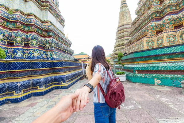 Asijské Turistické Ženy Vedoucí Muž Ruku Cestovat Starém Chrámu Buddha — Stock fotografie