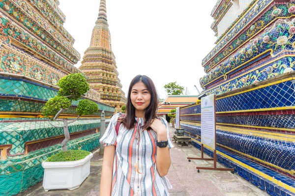 Mladé Asijské Cestovatel Ženy Batohem Klobouk Turné Procházky Chrámu Buddha — Stock fotografie