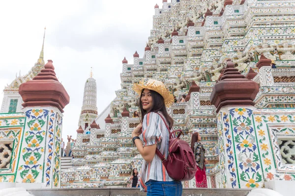 Sırt çantası ve şapka turuyla genç Asyalı gezgin kadınlar Buda tapınağında yürüyorlar, güzel Asyalı kadınlar.