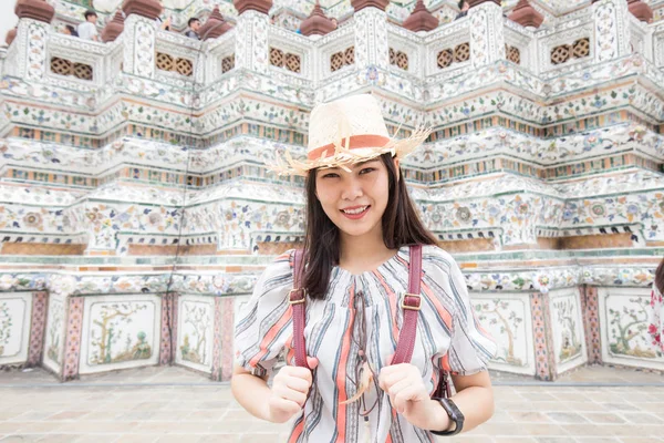 Молодые Азиатские Путешественницы Женщины Рюкзаком Шляпу Тур Ходить Храме Будды — стоковое фото
