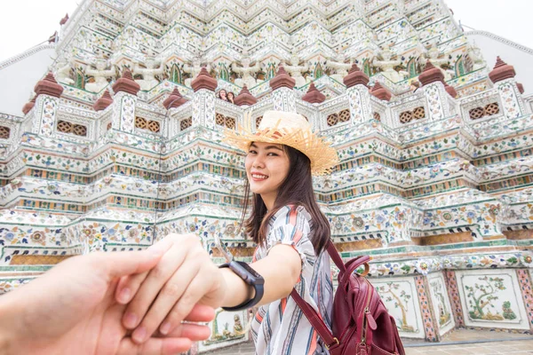 Turistasiatiska Kvinnor Ledande Pojkvän Hand Att Resa Buddha Tempel Gryningen — Stockfoto