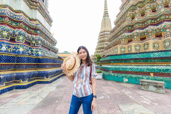 Mladé Asijské Cestovatel Ženy Batohem Klobouk Turné Procházky Chrámu Buddha — Stock fotografie