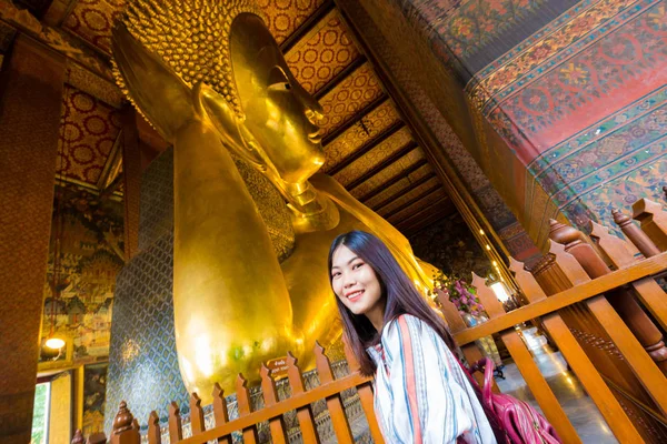 Молодые Азиатские Путешественницы Женщины Рюкзаком Шляпу Тур Ходить Храме Будды — стоковое фото