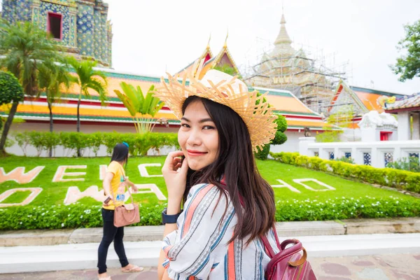 年轻的亚洲女旅行家 背着背包 头戴礼帽 走在菩提寺 美丽的亚洲女人 — 图库照片