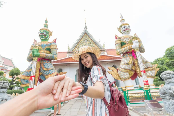 Turista Ázsiai Nők Vezető Barátja Kezét Utazni Buddha Templom Hajnal — Stock Fotó