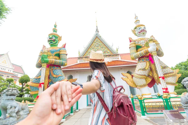 Tourist Asian Women Leading Boyfriend Hand Travel Buddha Temple Dawn — Stock Photo, Image