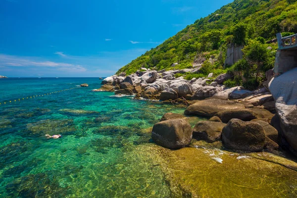 Deniz Kıyısı Kayalık Deniz Plaj Turkuaz Yaz Tatil Arka Plan — Stok fotoğraf