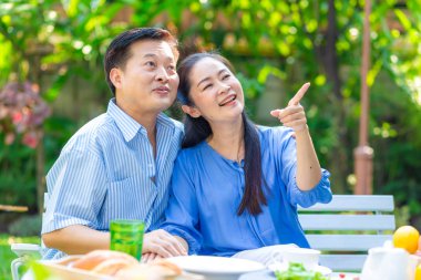 Yiyecek ve içecek piknik yeşil park, aşk çift ile Orta Asya Çift