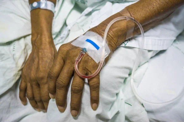 Gammal Åldern Patientens Hand Med Medicinskt Stödlinje Sjukhus — Stockfoto