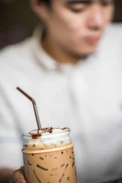 Bisnis Pria Dengan Thai Teh Susu Tangan — Stok Foto