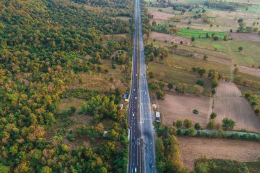 Zaman doğa manzara akşam yeşil orman yoluyla kırsal çubuk