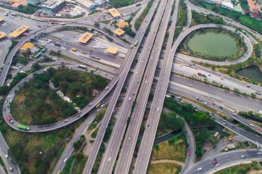 Yeşil ağaç araç hareketi ile ulaştırma Kavşağı dairesel şehir yol havadan görünümü