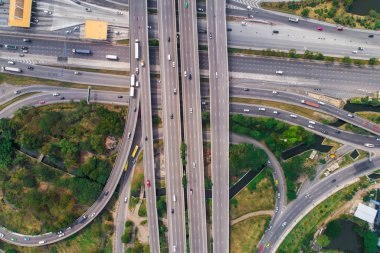 Yeşil ağaç araç hareketi ile ulaştırma Kavşağı dairesel şehir yol havadan görünümü