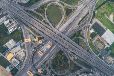 Yeşil ağaç araç hareketi ile ulaştırma Kavşağı dairesel şehir yol havadan görünümü