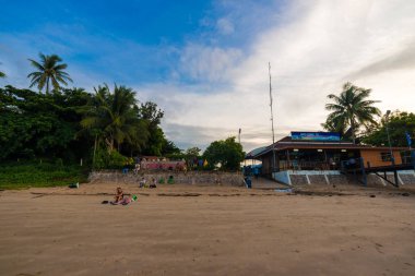 Sabah gündoğumu Köprüsü ve renkli gökyüzü bulut, deniz sahilde doğa manzara