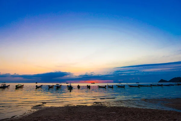 Deniz Plaj Renkli Gökyüzü Bulut Ahşap Tekne Doğa Tatil Arka — Stok fotoğraf
