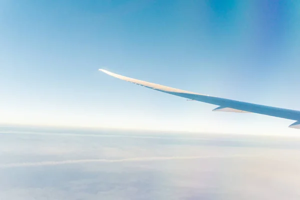 Avión Ala Cielo Azul Con Fondo Nube Los Viajes Transporte —  Fotos de Stock
