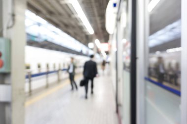 İnsanların arka plan bulanık acele Tren İstasyonu, taşıma kavram yürümeye