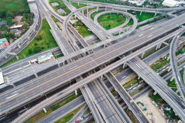 Havadan görünümü şehir ulaşım kesişim yol araba hareket, ulaştırma sanayî