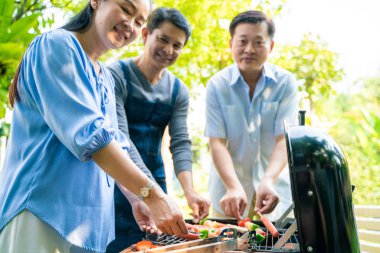 Barbekü ızgara partisi et Bahçe elinde çeşitli tür yakın çekim