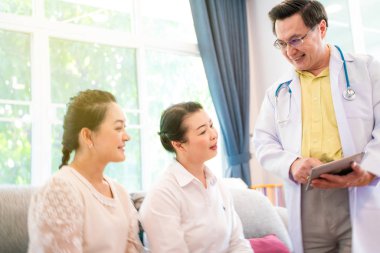 Profesyonel üst düzey doktora danışın kıdemli olgun hasta kadın loft Divan