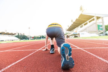 Yarış pisti Stadyumu, Sprinter çalıştırmak ile çalışan adam arka görünüm