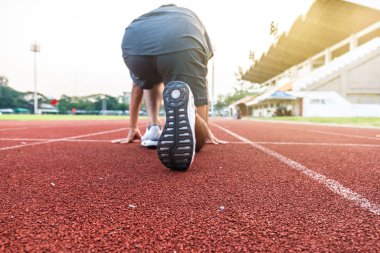 Yarış pisti Stadyumu, Sprinter çalıştırmak ile çalışan adam arka görünüm